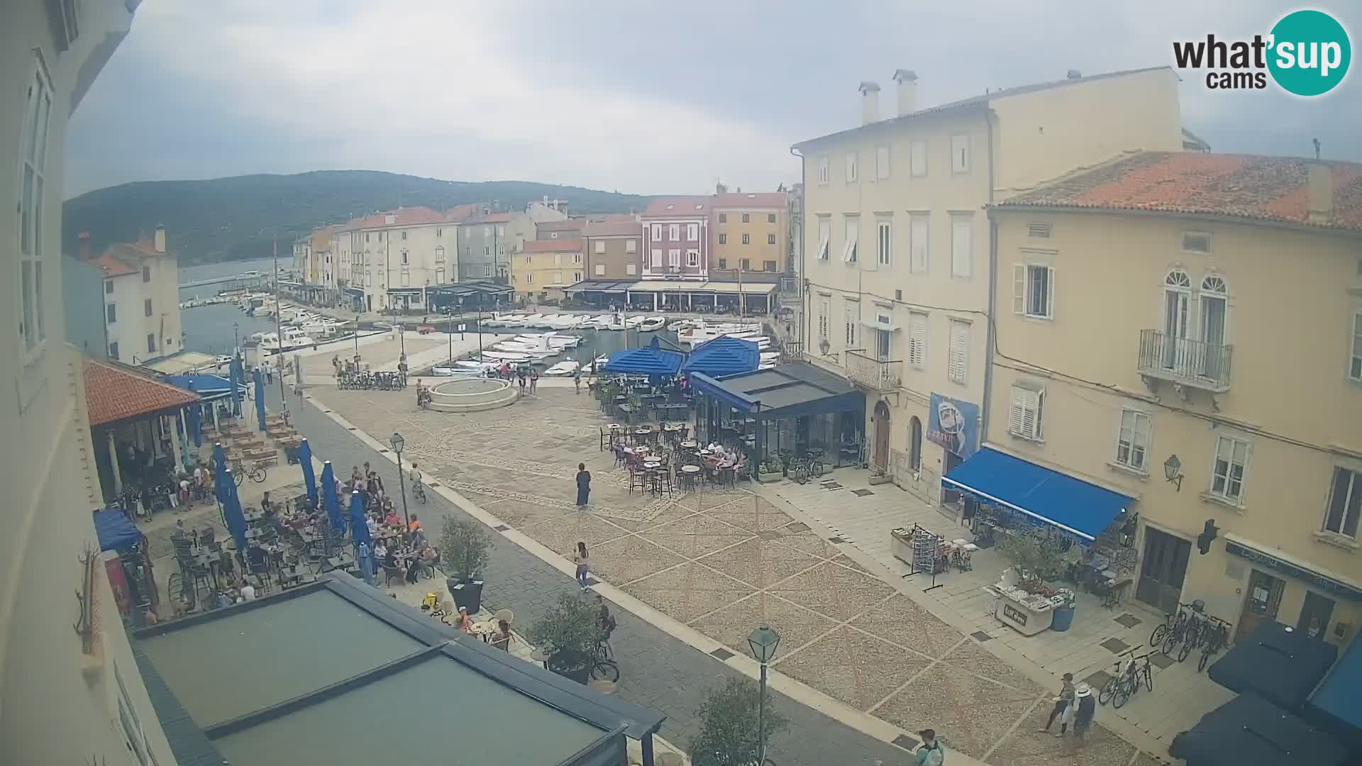 Web kamera Grad Cres – glavni trg i “mandrač” – otok Cres