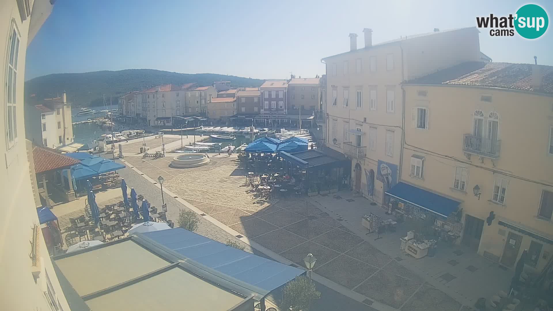 Kamera v ŽIVO Cres mesto – glavni trg in “mandrač” – otok Cres – Hrvaška