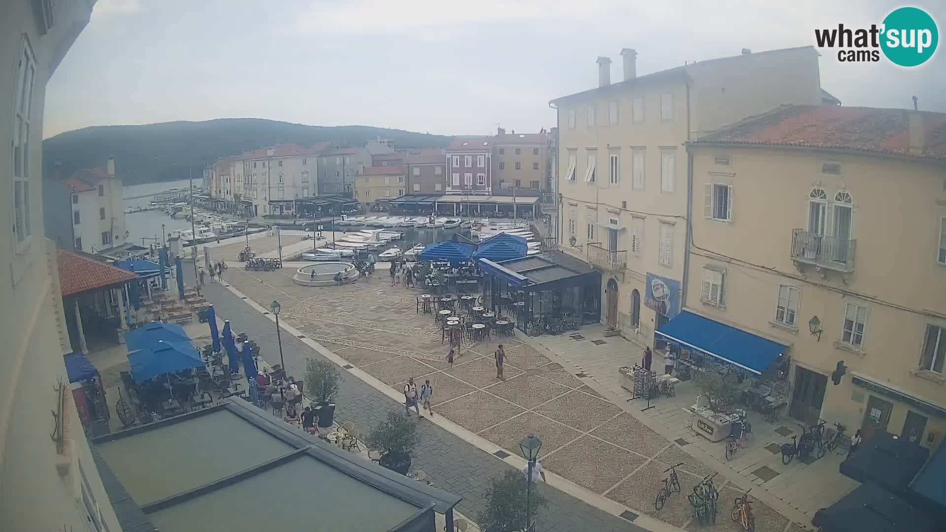 Web kamera Grad Cres – glavni trg i “mandrač” – otok Cres