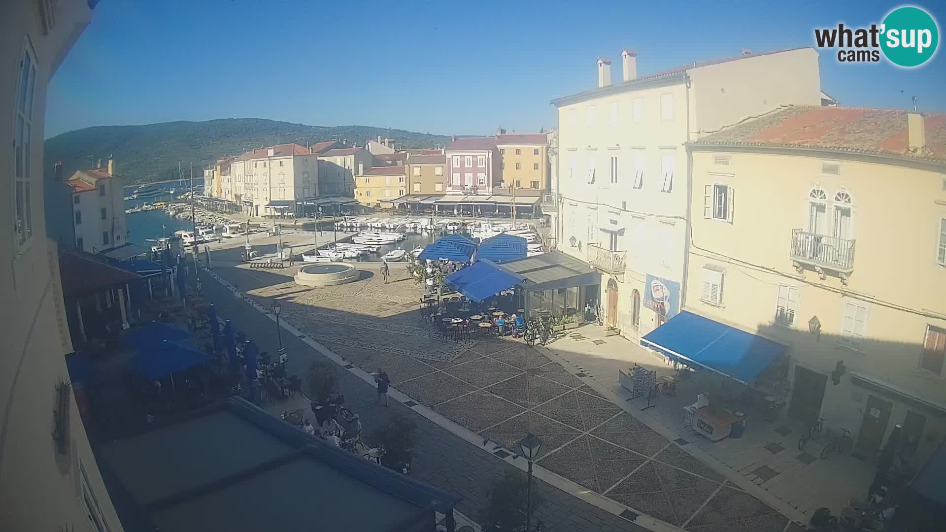 V ŽIVO spletna kamera Cres mesto – glavni trg in “mandrač” – otok Cres – Hrvaška