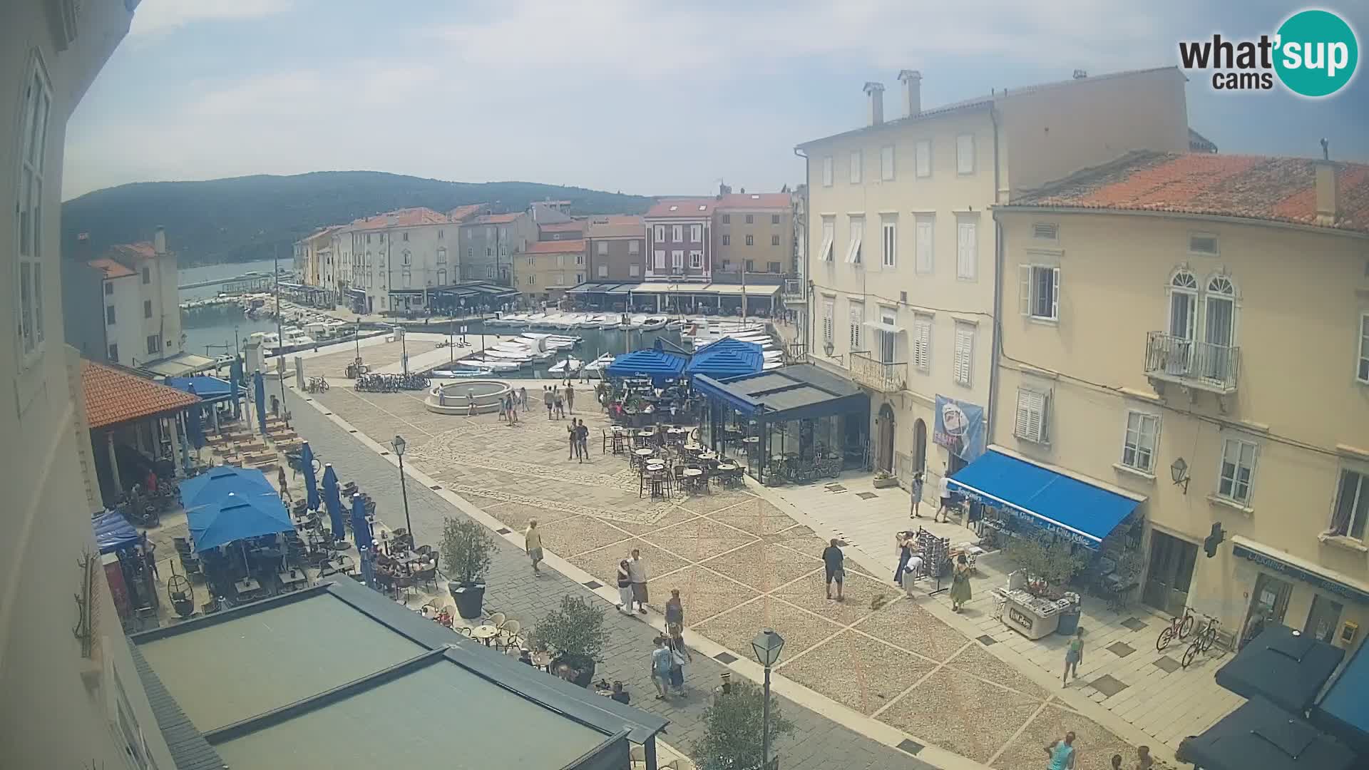 Web kamera Grad Cres – glavni trg i “mandrač” – otok Cres