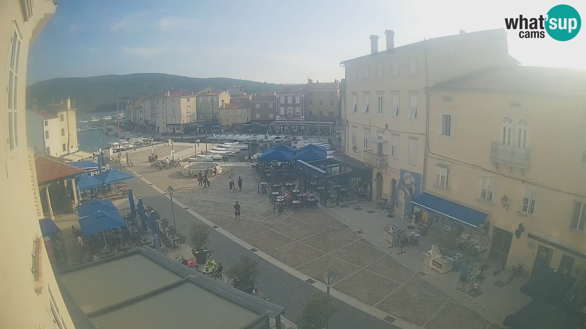 V ŽIVO spletna kamera Cres mesto – glavni trg in “mandrač” – otok Cres – Hrvaška
