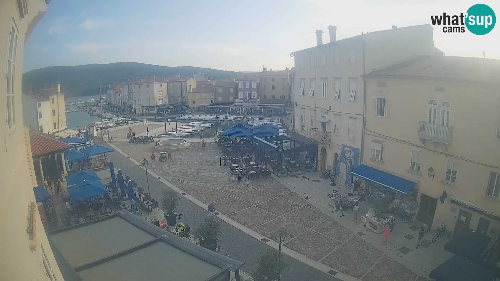 Web kamera Grad Cres – glavni trg i “mandrač” – otok Cres