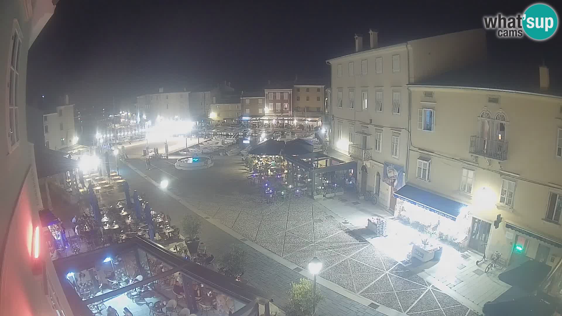 Web kamera Grad Cres – glavni trg i “mandrač” – otok Cres