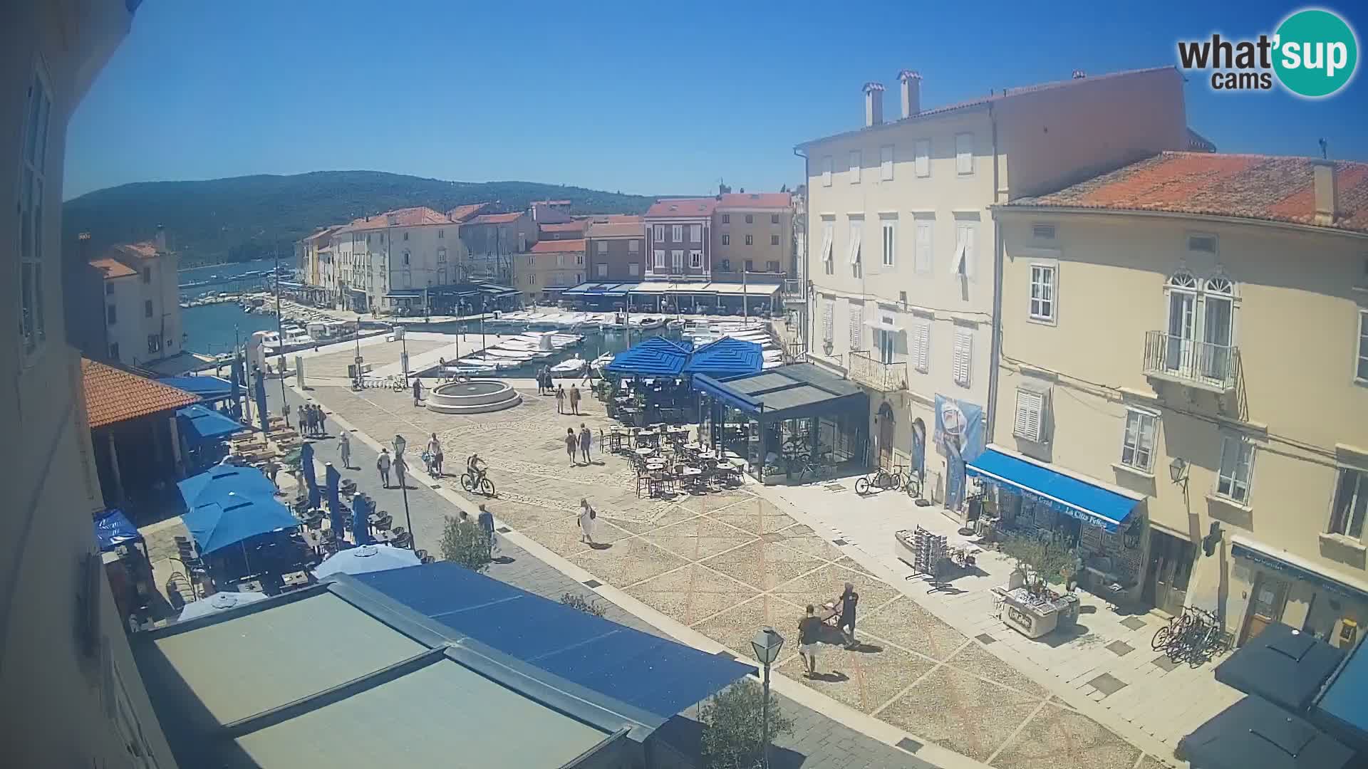 Kamera v ŽIVO Cres mesto – glavni trg in “mandrač” – otok Cres – Hrvaška