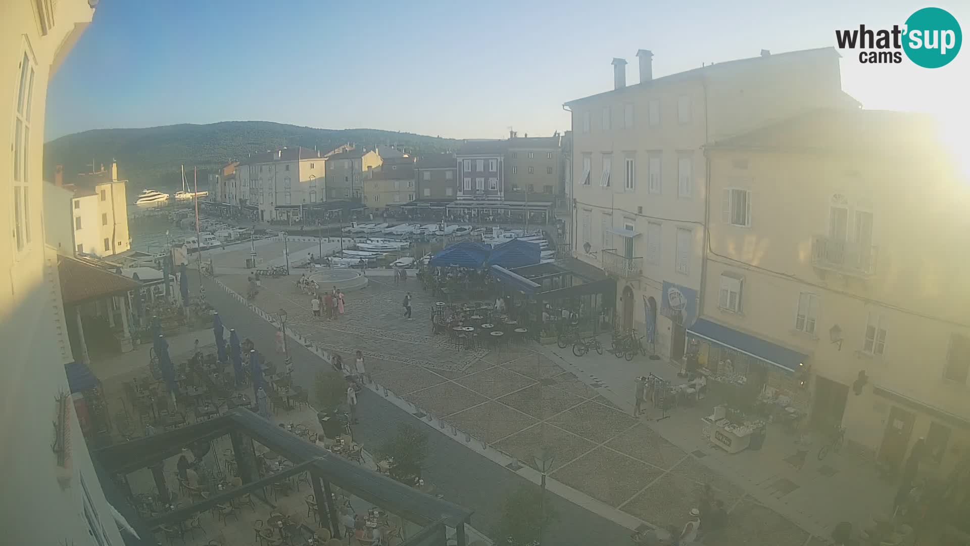 V ŽIVO spletna kamera Cres mesto – glavni trg in “mandrač” – otok Cres – Hrvaška