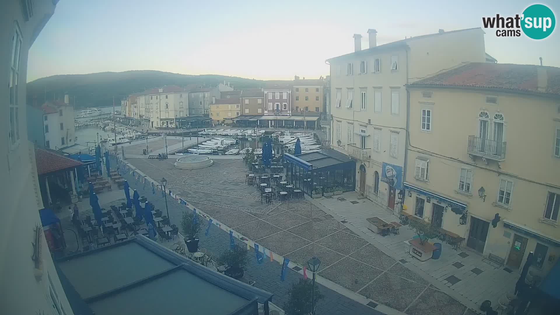 LIVE cam Cres city – place principale et “mandrač” – île de Cres – Croatie