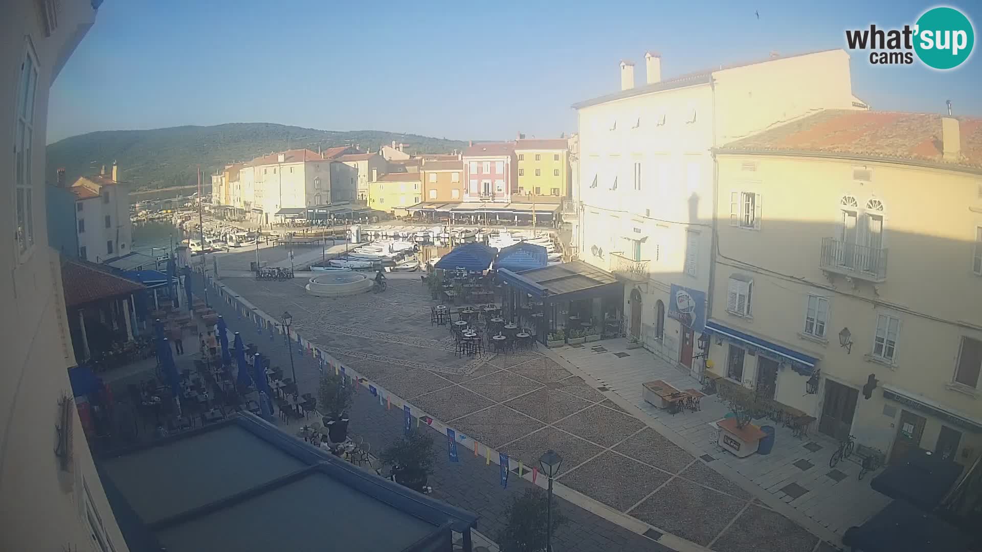 V ŽIVO spletna kamera Cres mesto – glavni trg in “mandrač” – otok Cres – Hrvaška