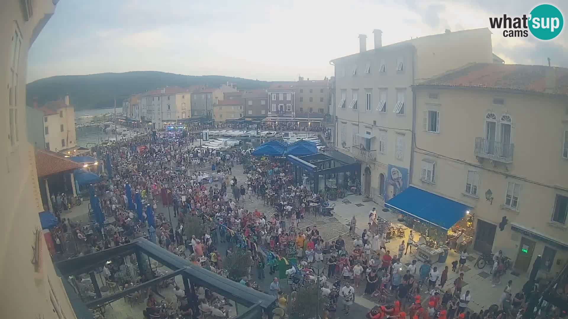 Kamera v ŽIVO Cres mesto – glavni trg in “mandrač” – otok Cres – Hrvaška