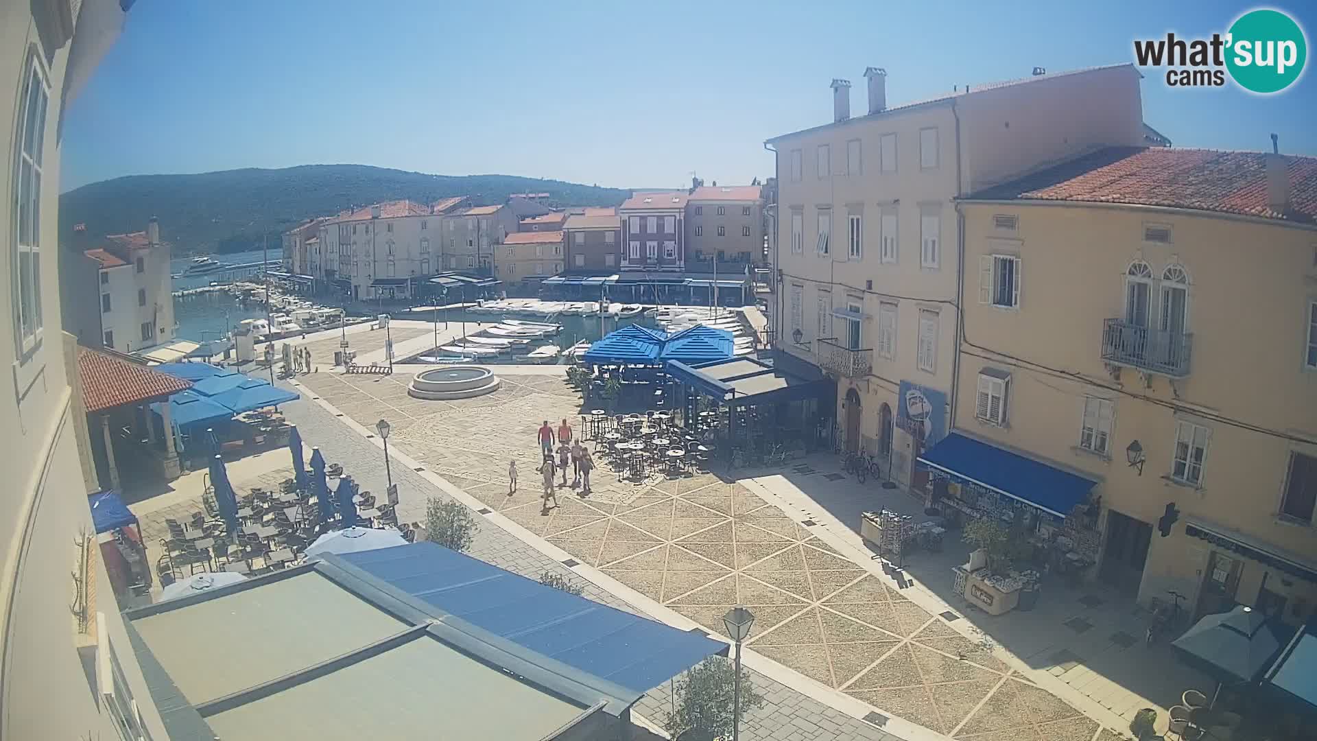 V ŽIVO spletna kamera Cres mesto – glavni trg in “mandrač” – otok Cres – Hrvaška
