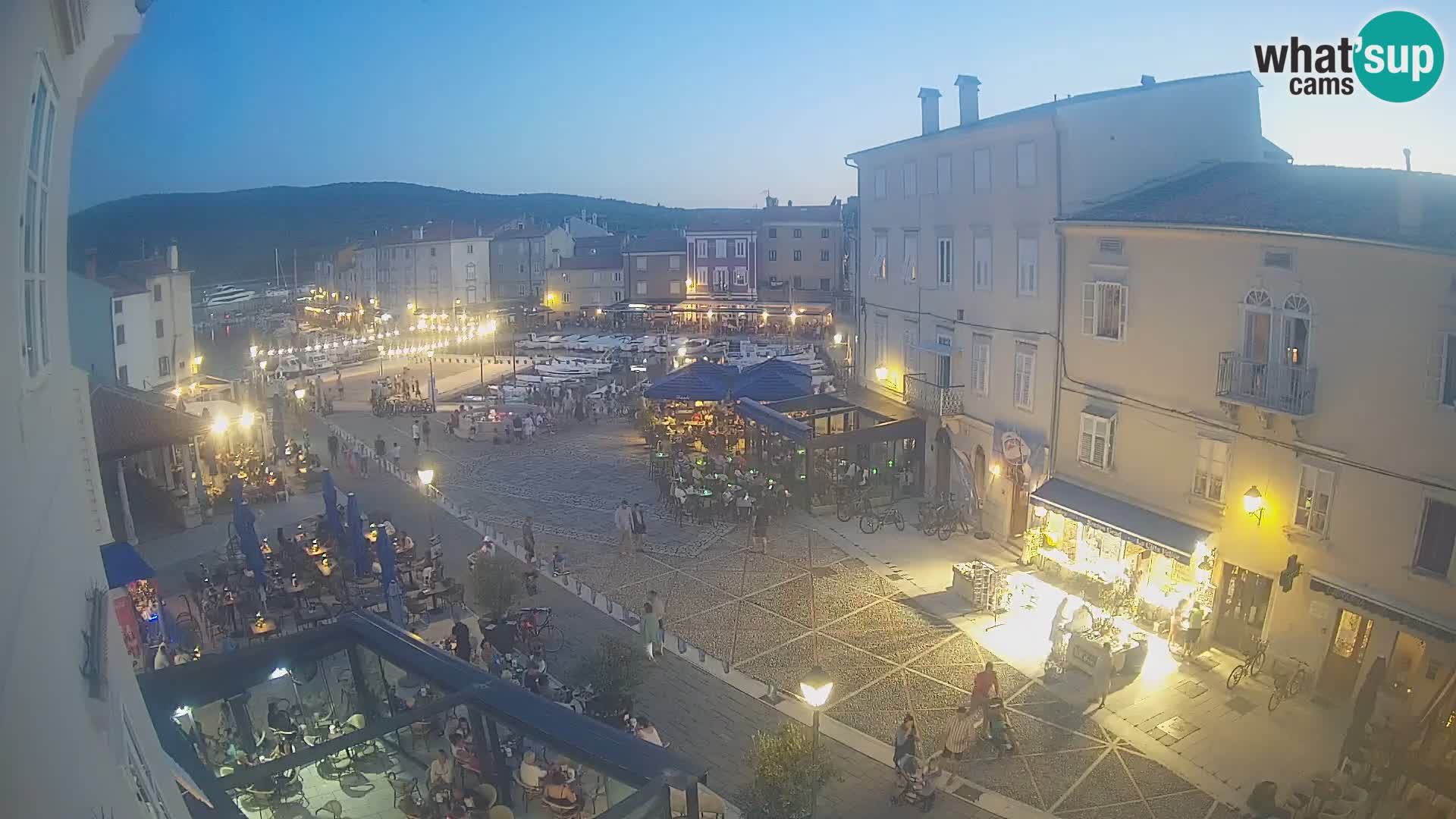 Cámara en vivo ciudad de Cres – plaza principal y “mandrač” – isla de Cres – Croacia