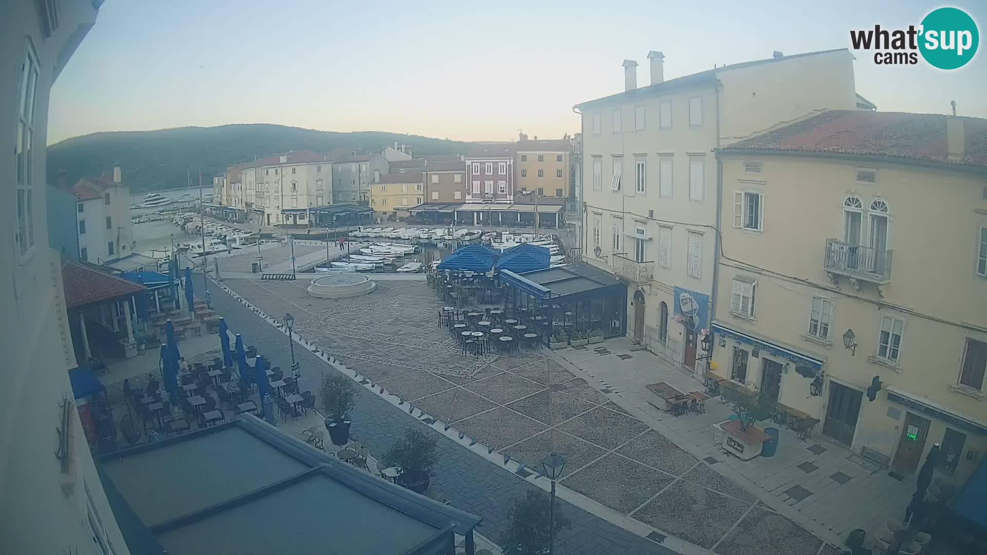 Cámara en vivo ciudad de Cres – plaza principal y “mandrač” – isla de Cres – Croacia