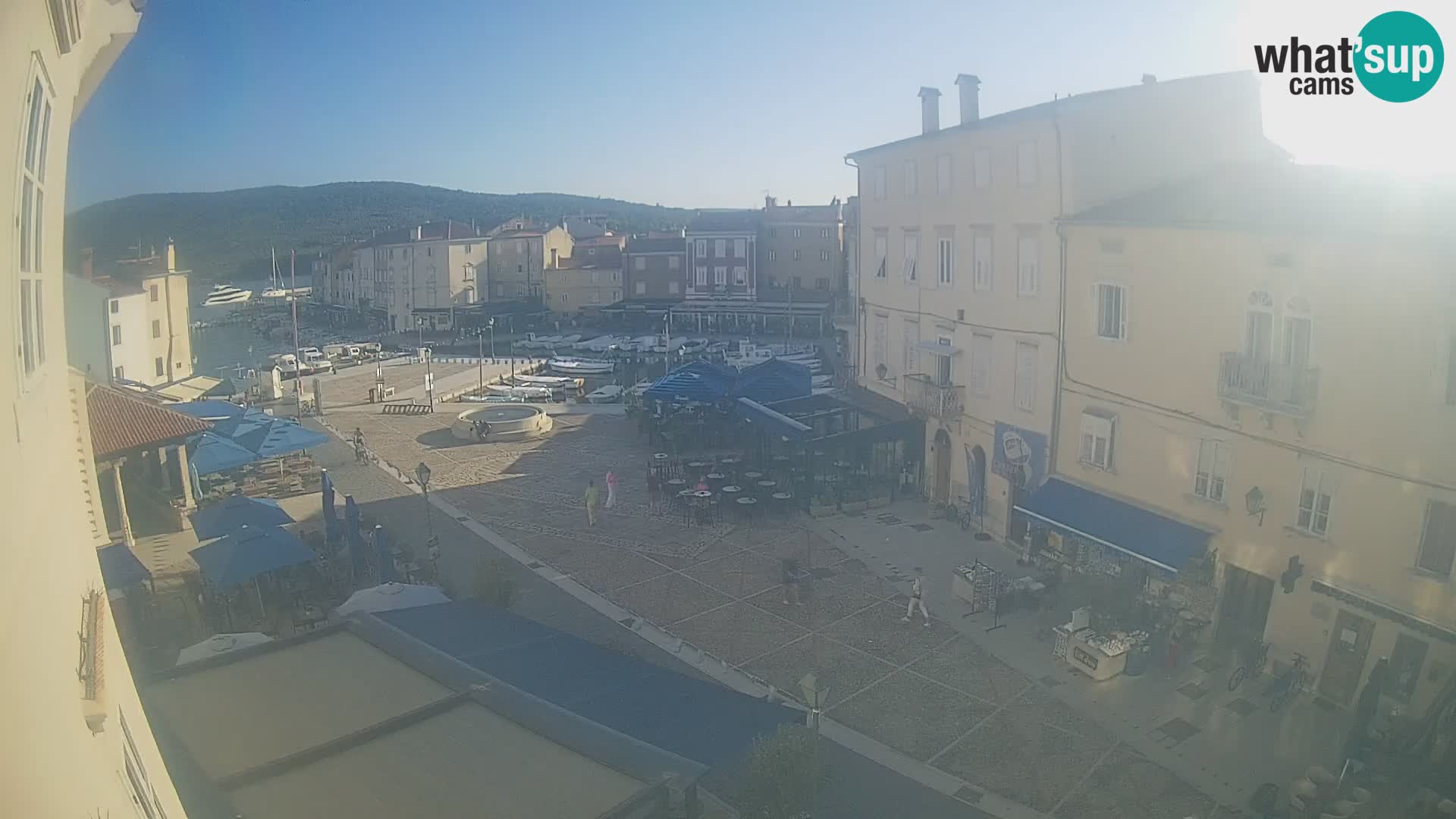 Web kamera Grad Cres – glavni trg i “mandrač” – otok Cres