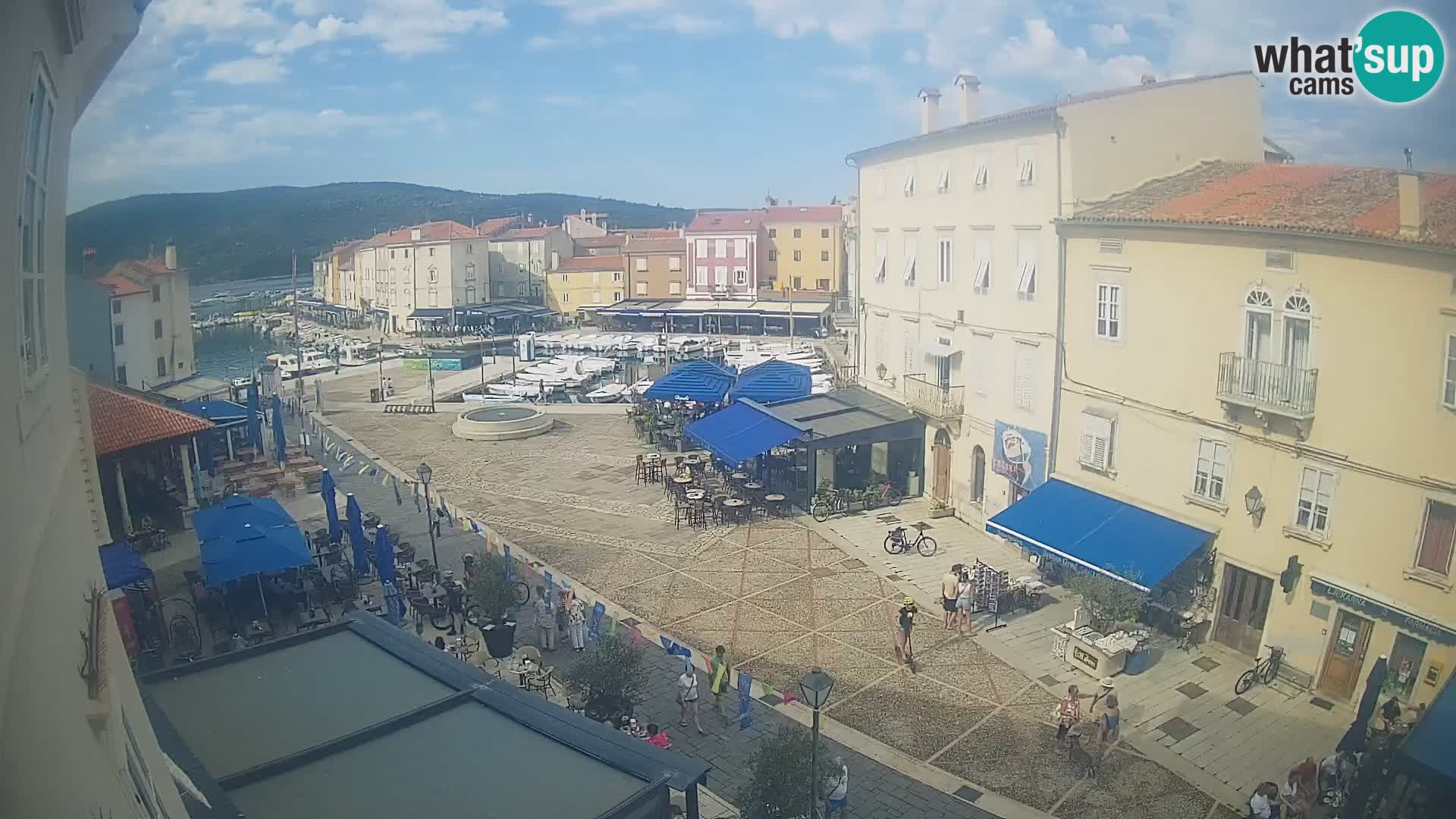 Kamera v ŽIVO Cres mesto – glavni trg in “mandrač” – otok Cres – Hrvaška