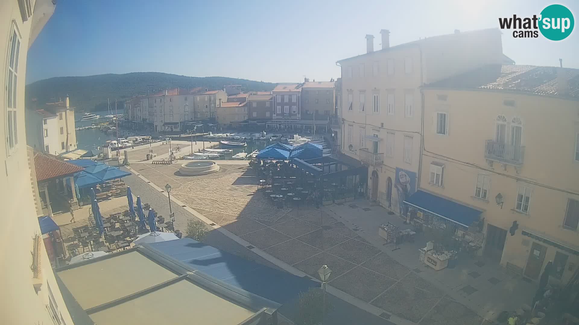 V ŽIVO spletna kamera Cres mesto – glavni trg in “mandrač” – otok Cres – Hrvaška