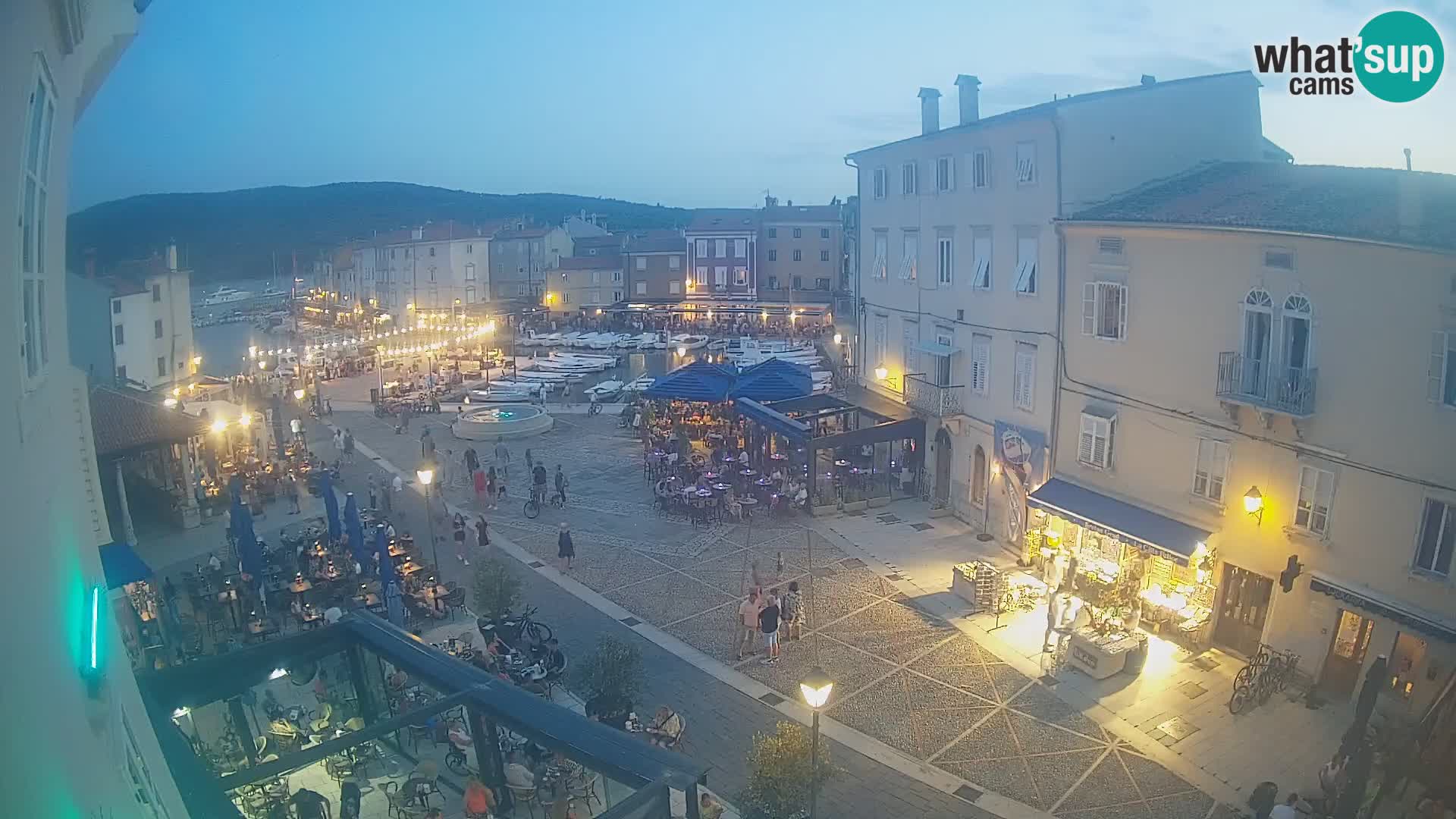 Kamera v ŽIVO Cres mesto – glavni trg in “mandrač” – otok Cres – Hrvaška