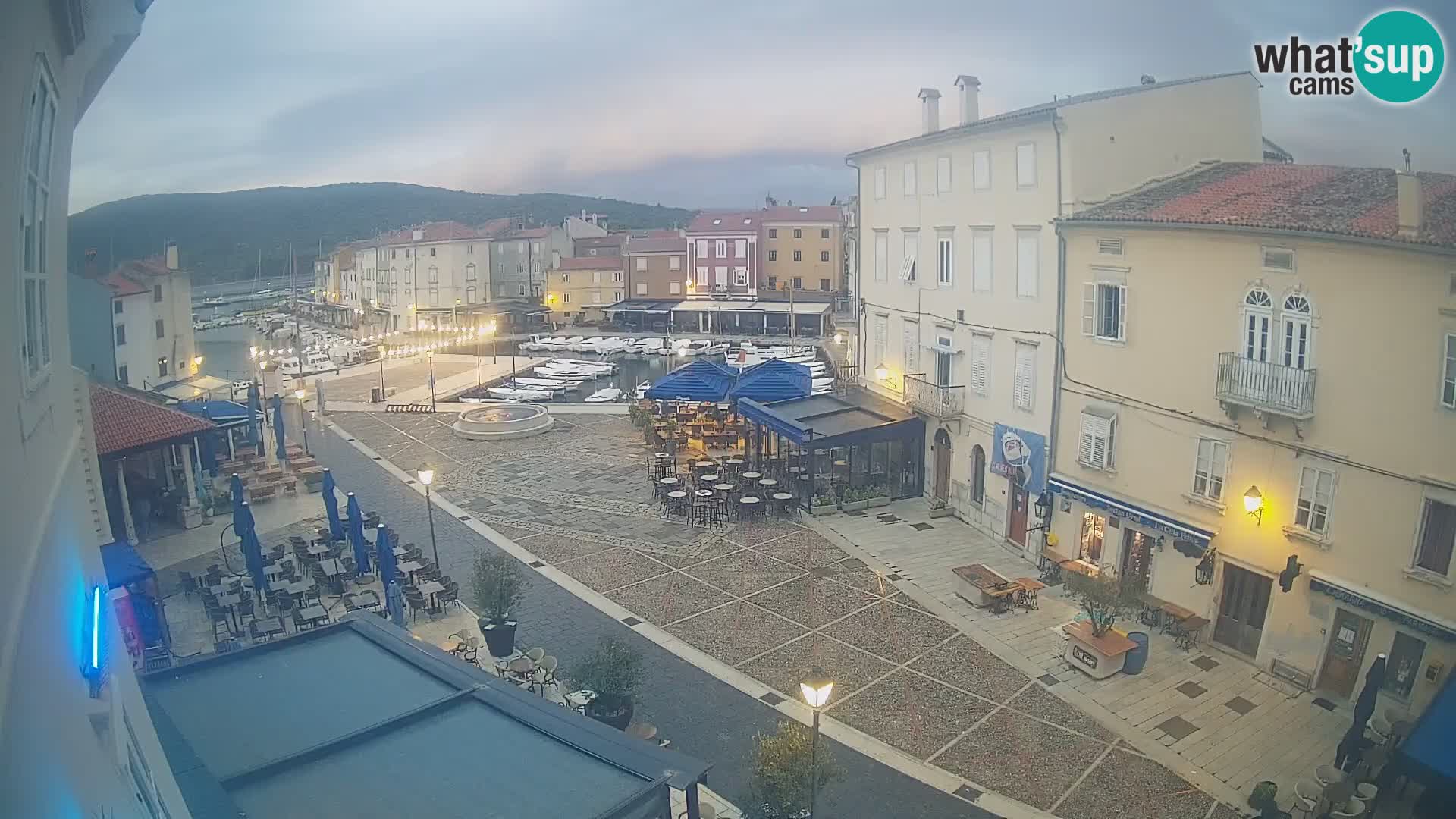 Kamera v ŽIVO Cres mesto – glavni trg in “mandrač” – otok Cres – Hrvaška