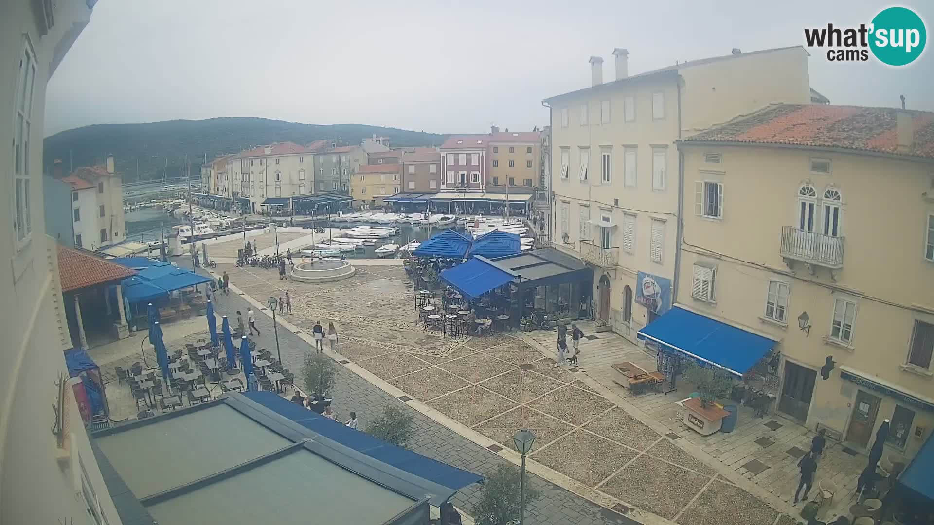 Kamera v ŽIVO Cres mesto – glavni trg in “mandrač” – otok Cres – Hrvaška