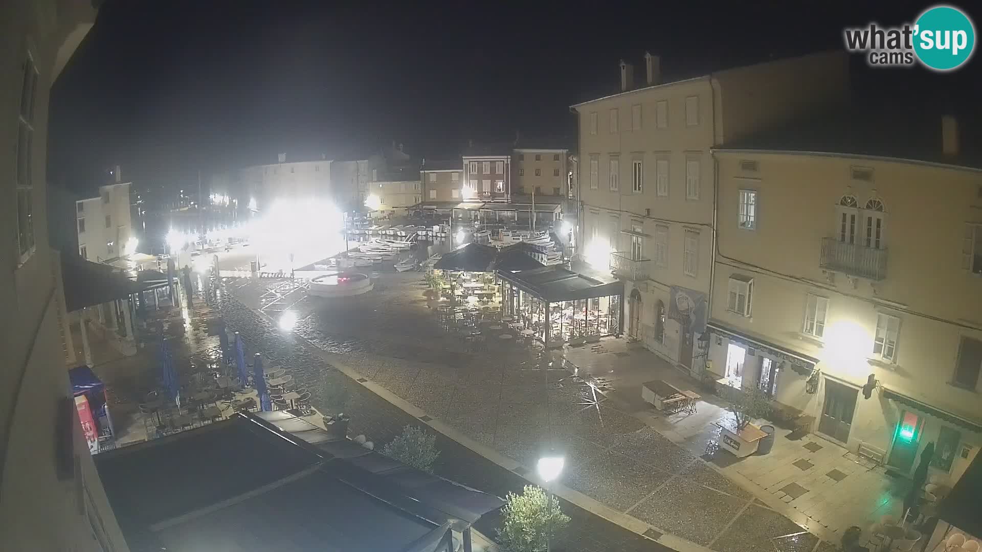 V ŽIVO spletna kamera Cres mesto – glavni trg in “mandrač” – otok Cres – Hrvaška