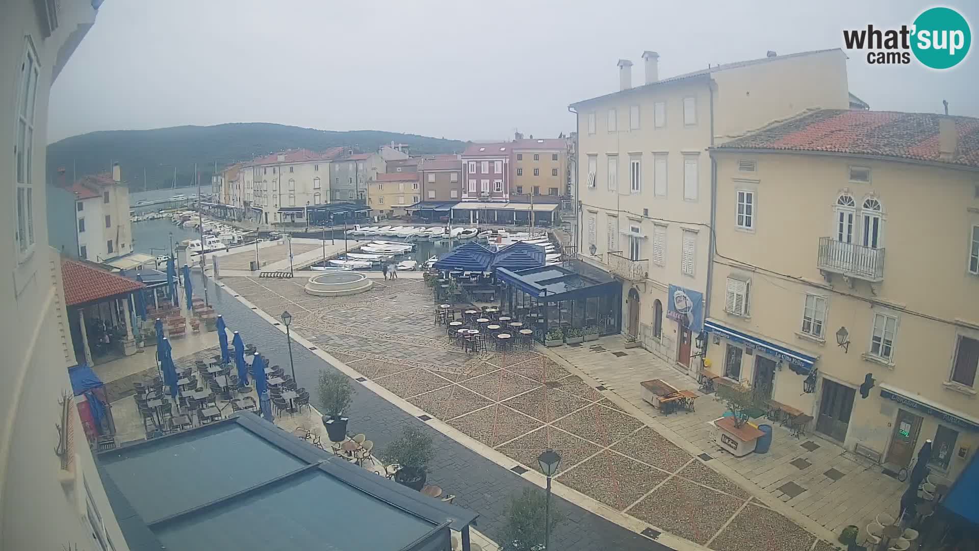 V ŽIVO spletna kamera Cres mesto – glavni trg in “mandrač” – otok Cres – Hrvaška