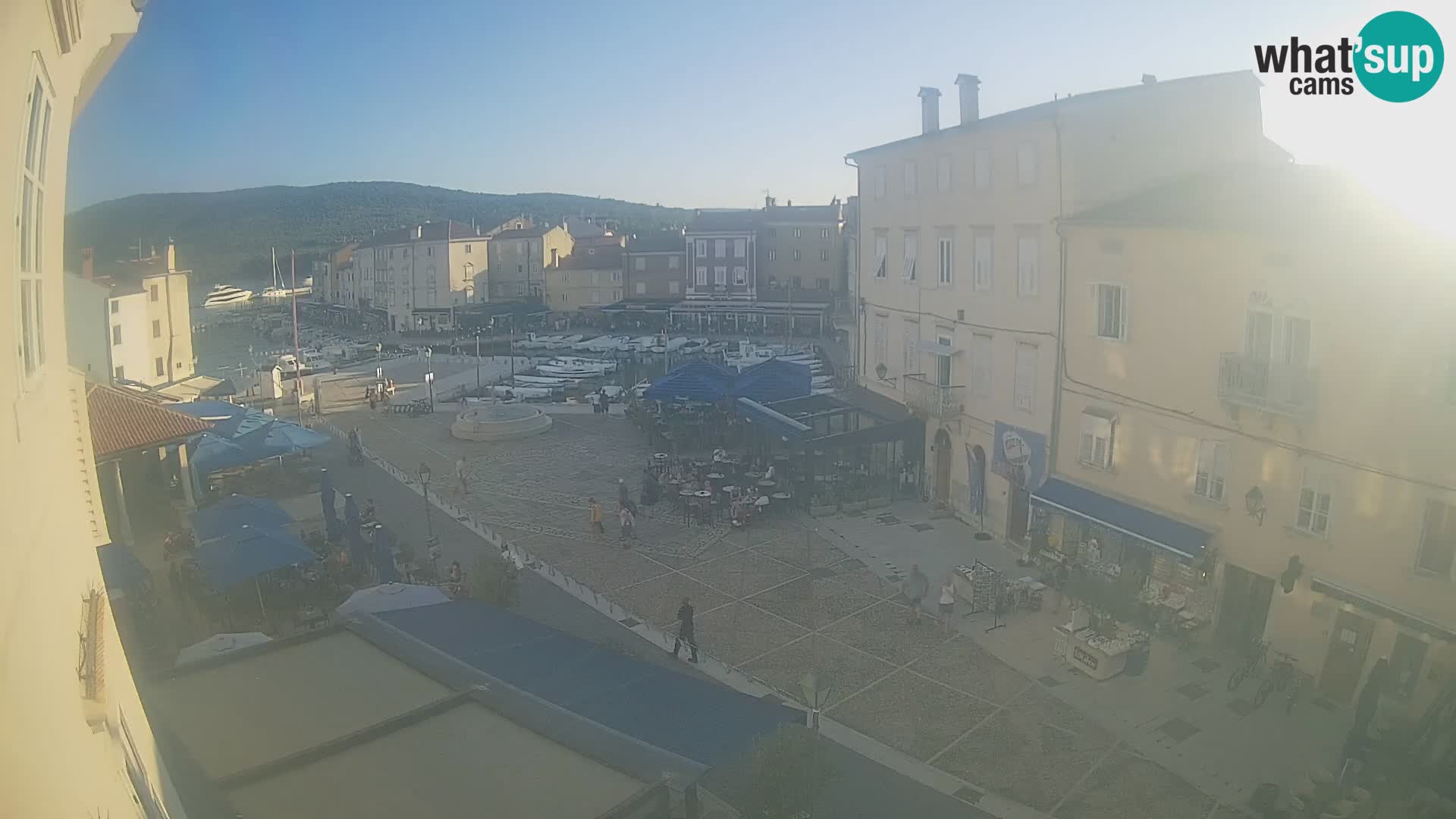 Kamera v ŽIVO Cres mesto – glavni trg in “mandrač” – otok Cres – Hrvaška