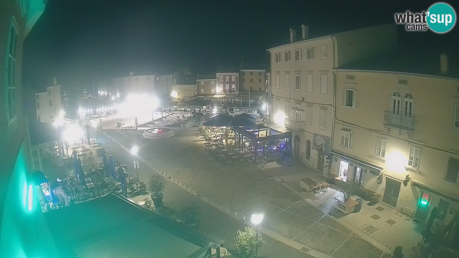 V ŽIVO spletna kamera Cres mesto – glavni trg in “mandrač” – otok Cres – Hrvaška
