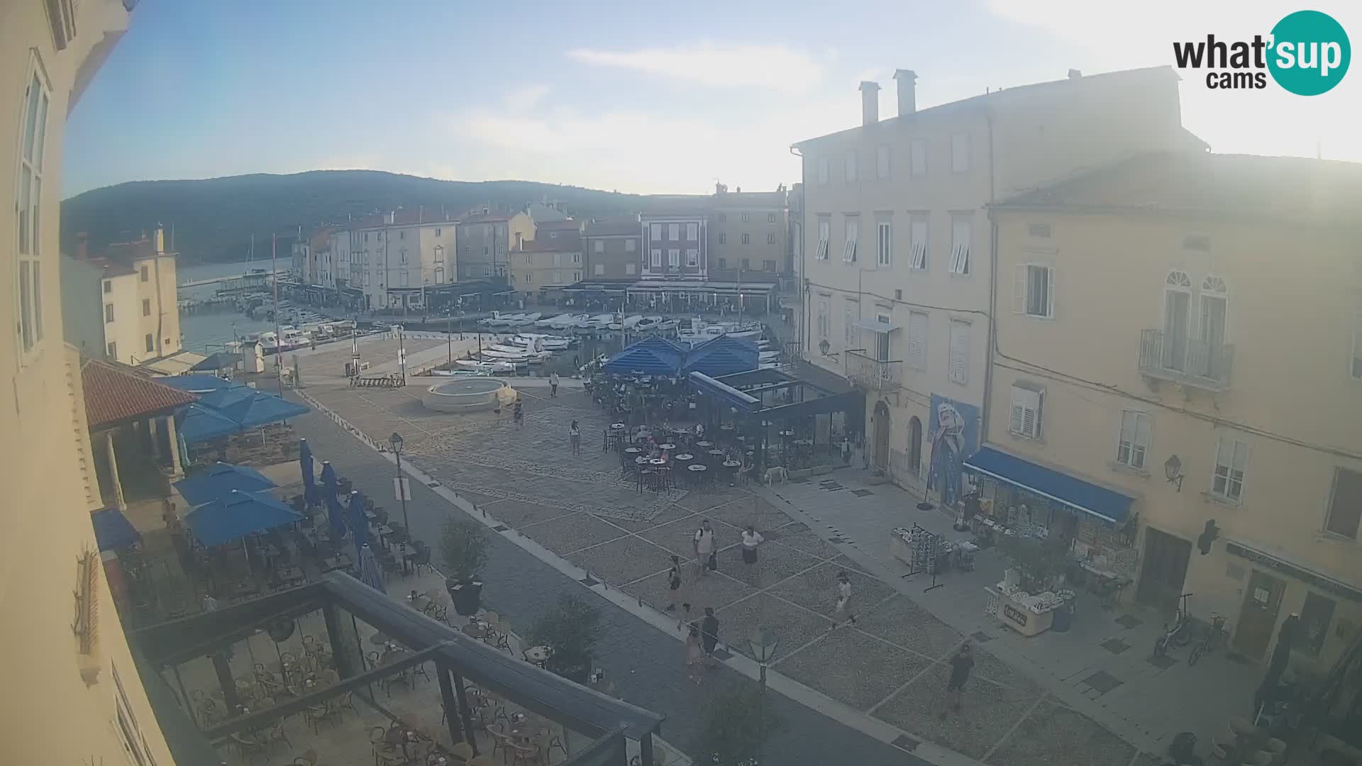 Web kamera Grad Cres – glavni trg i “mandrač” – otok Cres