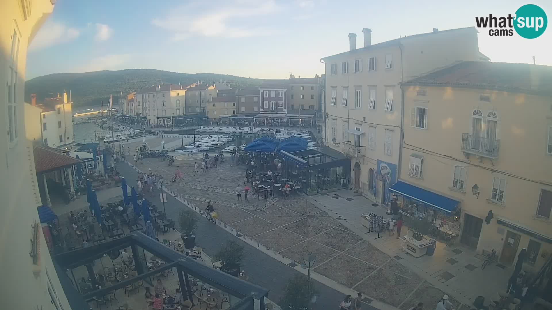 Kamera v ŽIVO Cres mesto – glavni trg in “mandrač” – otok Cres – Hrvaška