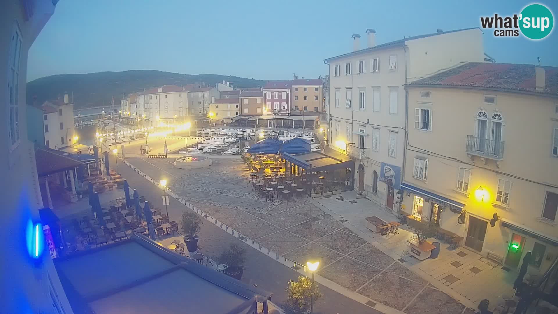 Kamera v ŽIVO Cres mesto – glavni trg in “mandrač” – otok Cres – Hrvaška