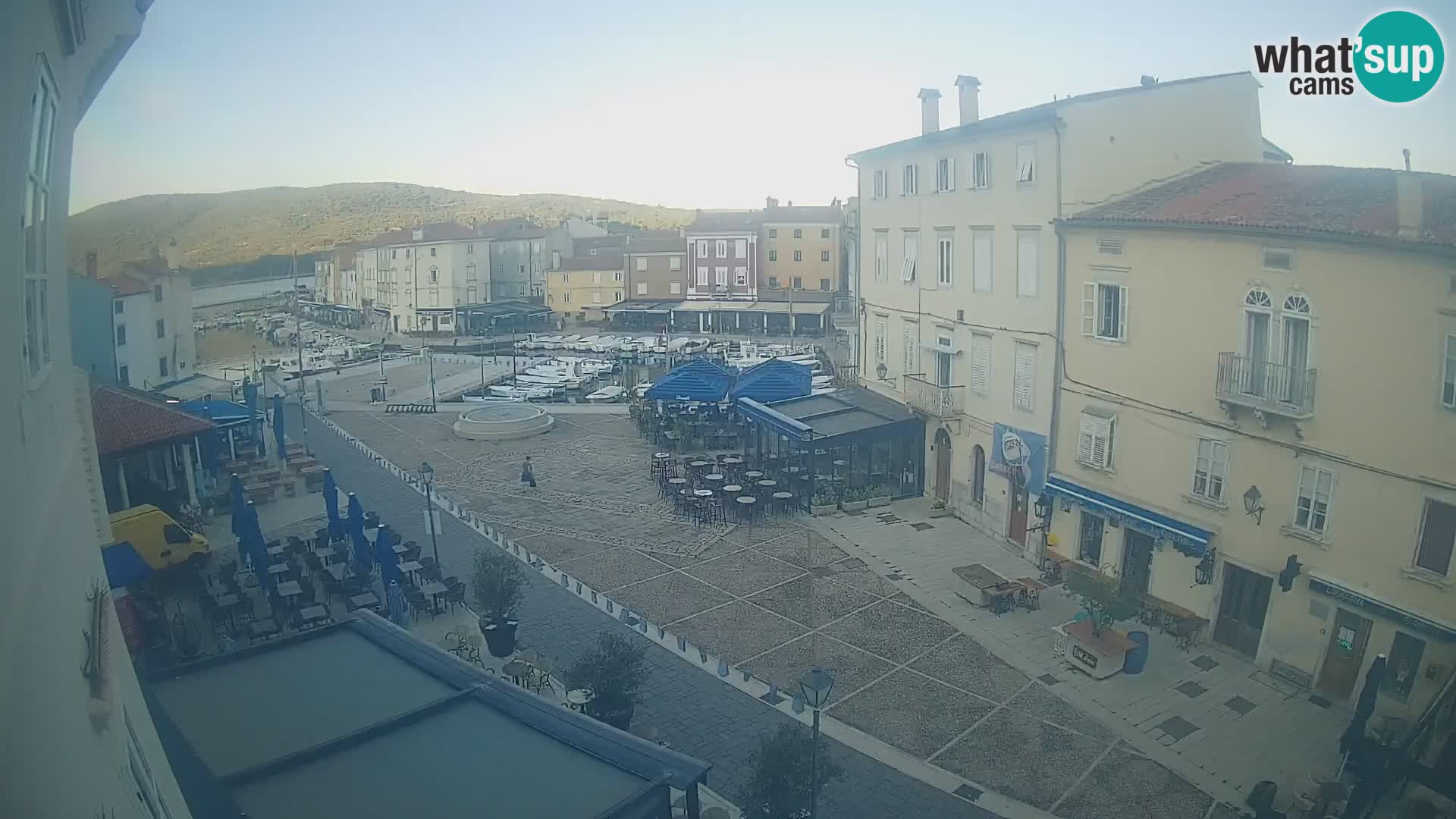 Kamera v ŽIVO Cres mesto – glavni trg in “mandrač” – otok Cres – Hrvaška