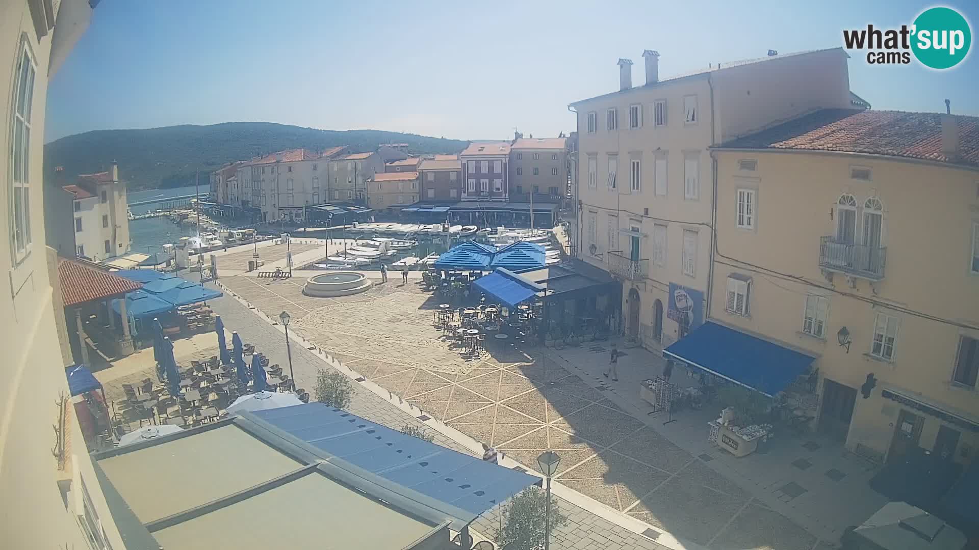 Web kamera Grad Cres – glavni trg i “mandrač” – otok Cres