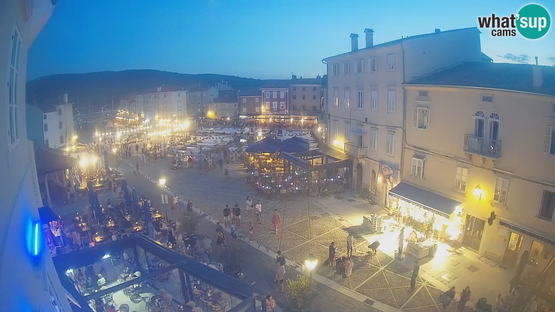 V ŽIVO spletna kamera Cres mesto – glavni trg in “mandrač” – otok Cres – Hrvaška