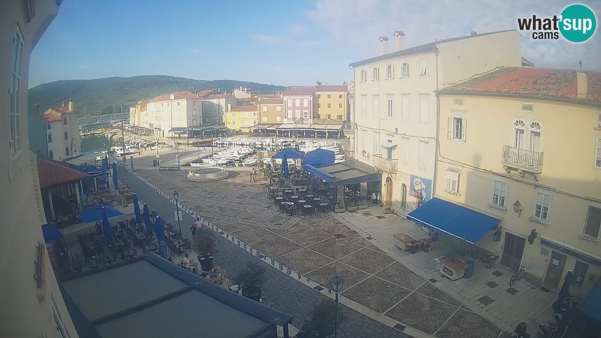 Kamera v ŽIVO Cres mesto – glavni trg in “mandrač” – otok Cres – Hrvaška
