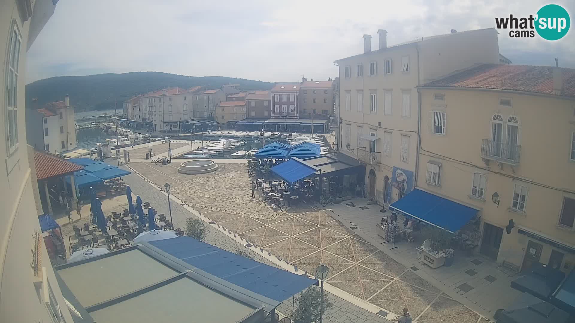 Kamera v ŽIVO Cres mesto – glavni trg in “mandrač” – otok Cres – Hrvaška