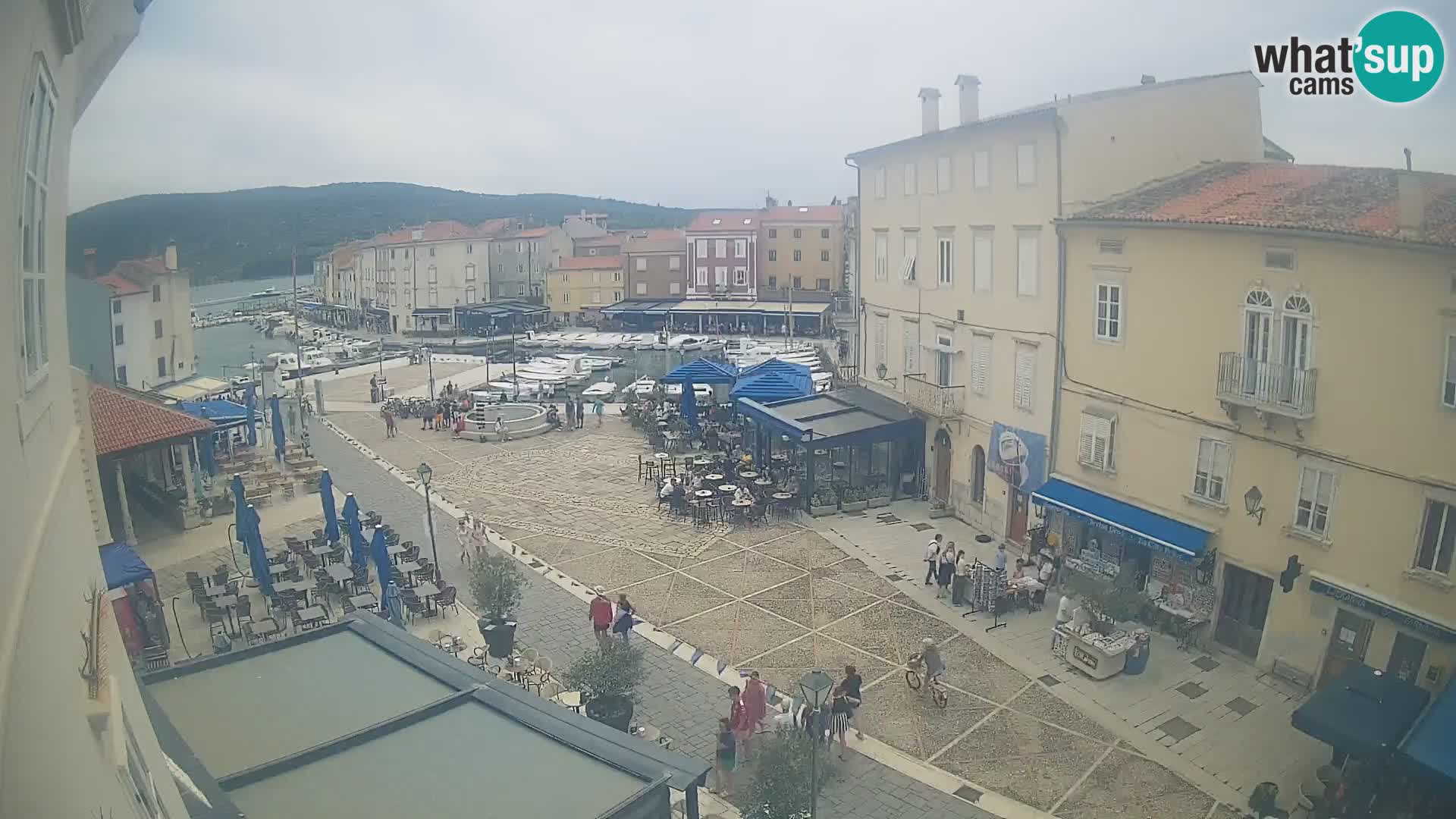 LIVE cam Cres city – place principale et “mandrač” – île de Cres – Croatie