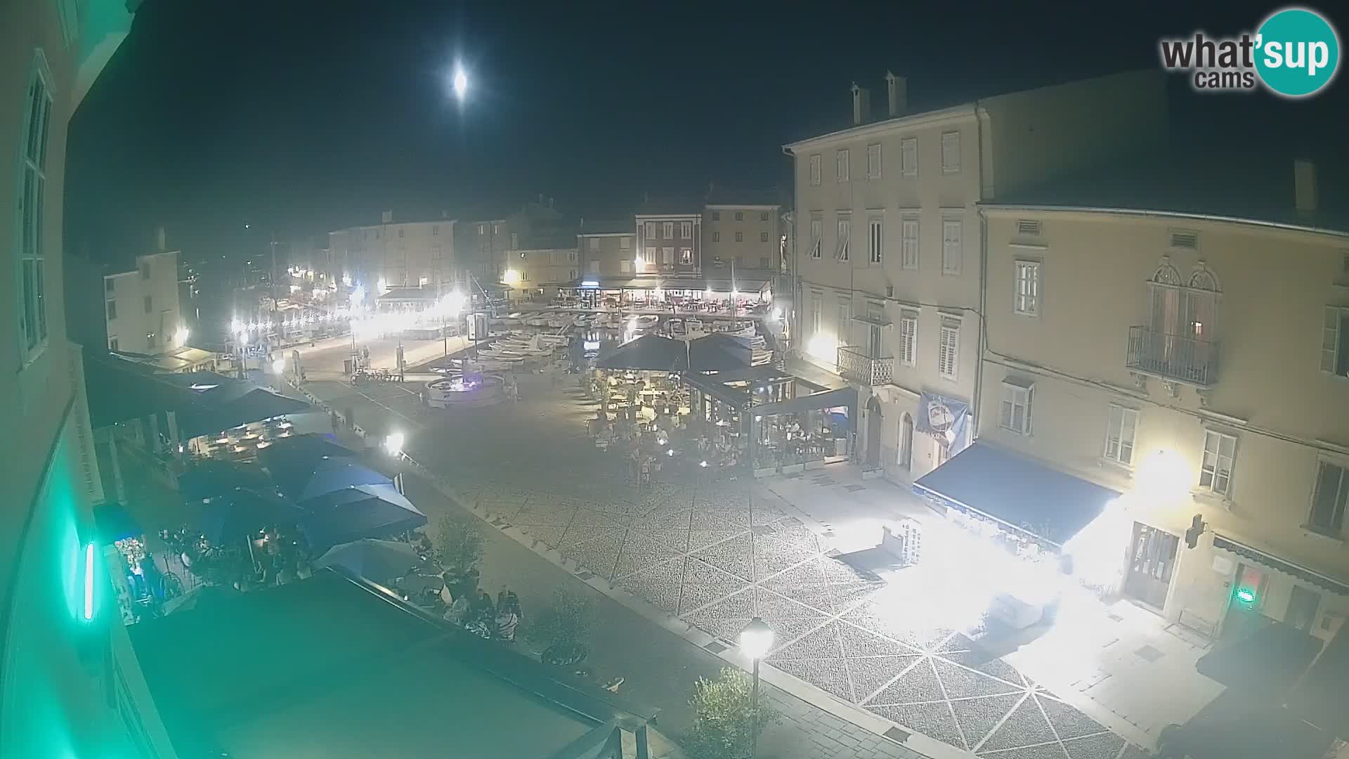 V ŽIVO spletna kamera Cres mesto – glavni trg in “mandrač” – otok Cres – Hrvaška