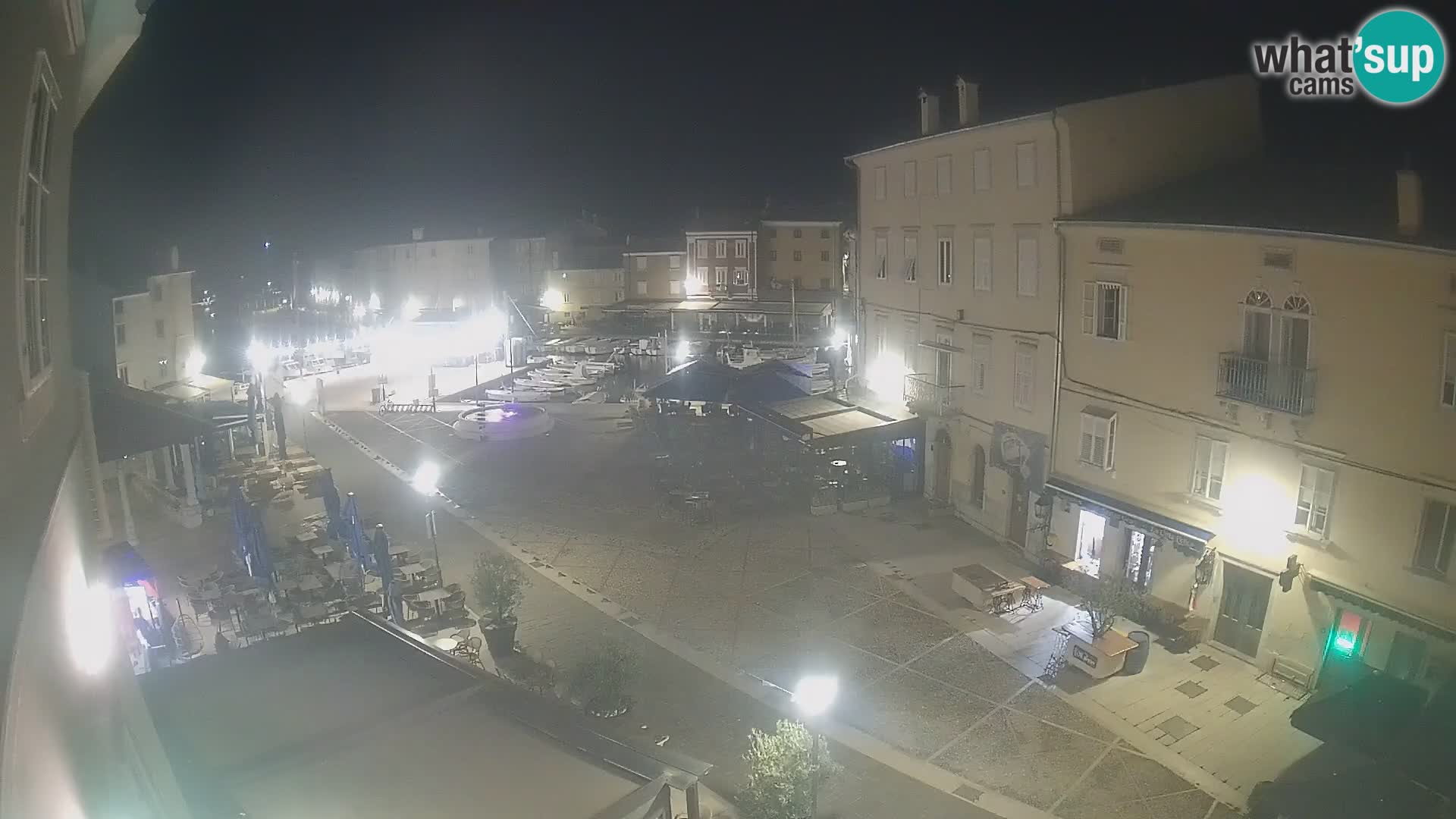 Web kamera Grad Cres – glavni trg i “mandrač” – otok Cres