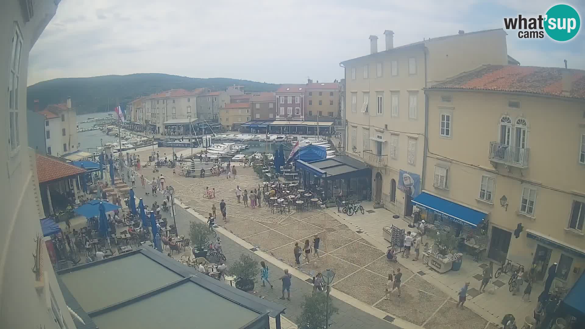 Web kamera Grad Cres – glavni trg i “mandrač” – otok Cres
