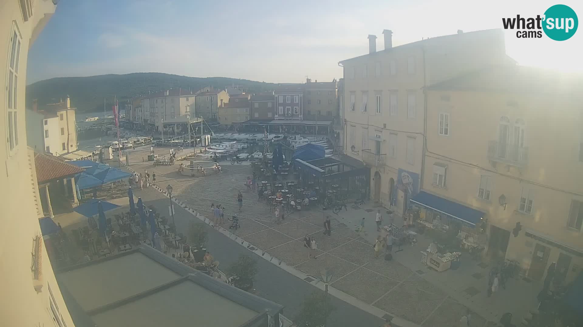 Cámara en vivo ciudad de Cres – plaza principal y “mandrač” – isla de Cres – Croacia