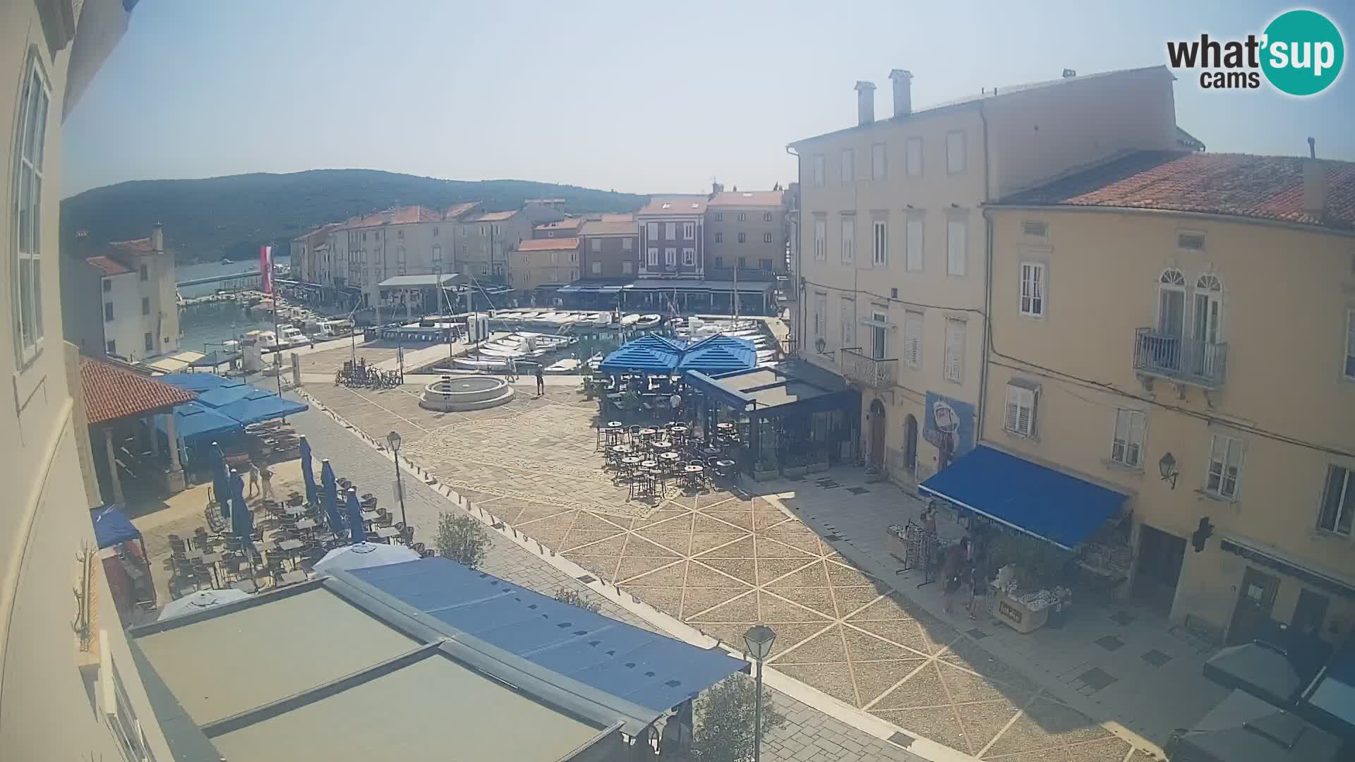 Kamera v ŽIVO Cres mesto – glavni trg in “mandrač” – otok Cres – Hrvaška