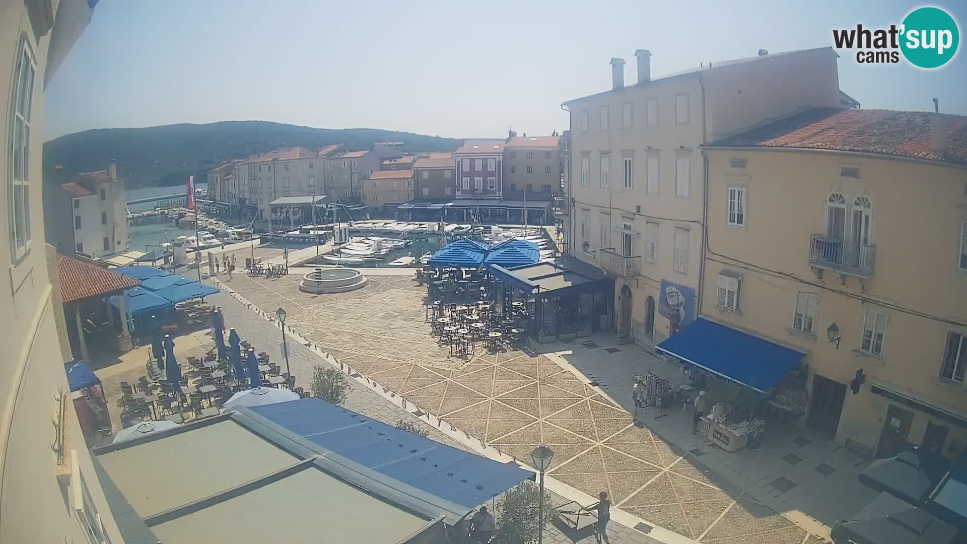 Kamera v ŽIVO Cres mesto – glavni trg in “mandrač” – otok Cres – Hrvaška