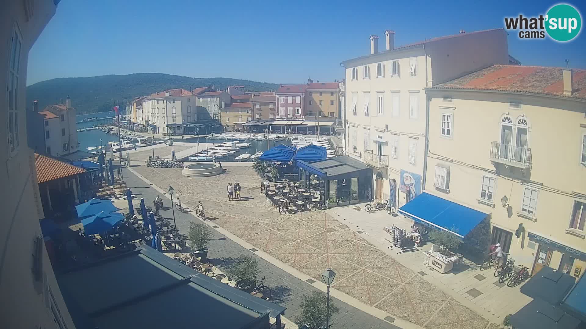V ŽIVO spletna kamera Cres mesto – glavni trg in “mandrač” – otok Cres – Hrvaška