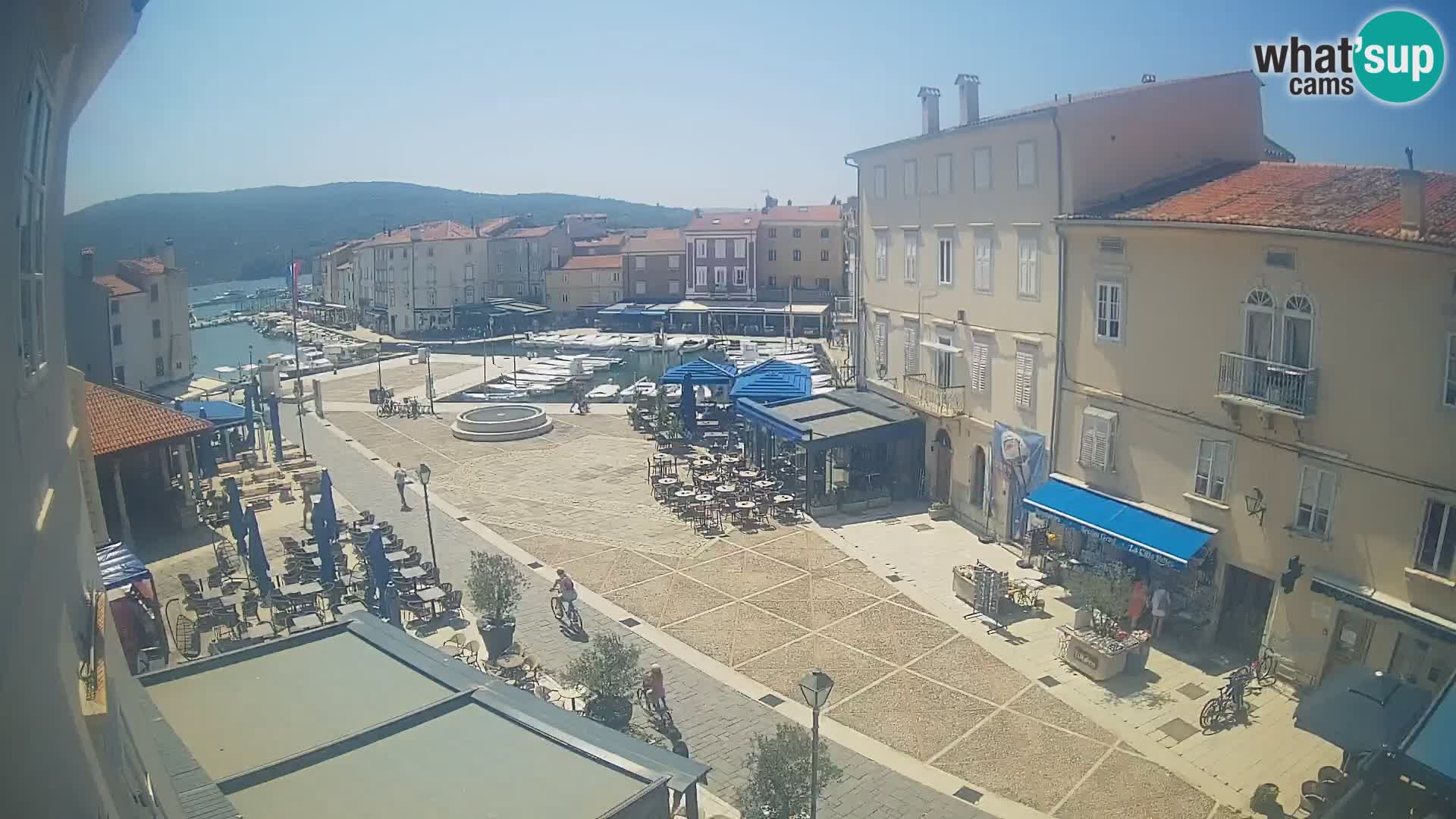 V ŽIVO spletna kamera Cres mesto – glavni trg in “mandrač” – otok Cres – Hrvaška