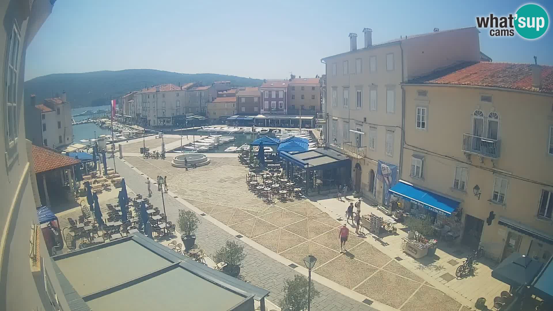 Kamera v ŽIVO Cres mesto – glavni trg in “mandrač” – otok Cres – Hrvaška