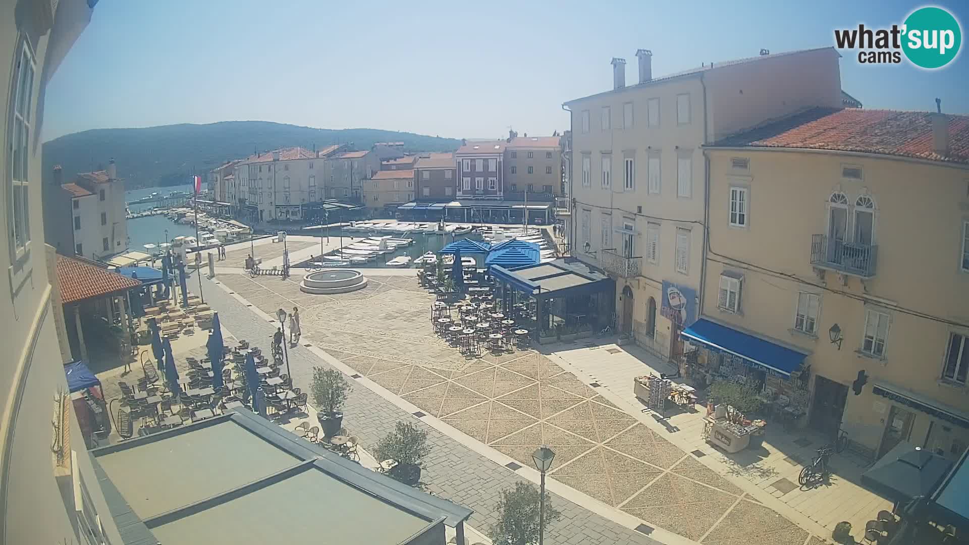 Web kamera Grad Cres – glavni trg i “mandrač” – otok Cres
