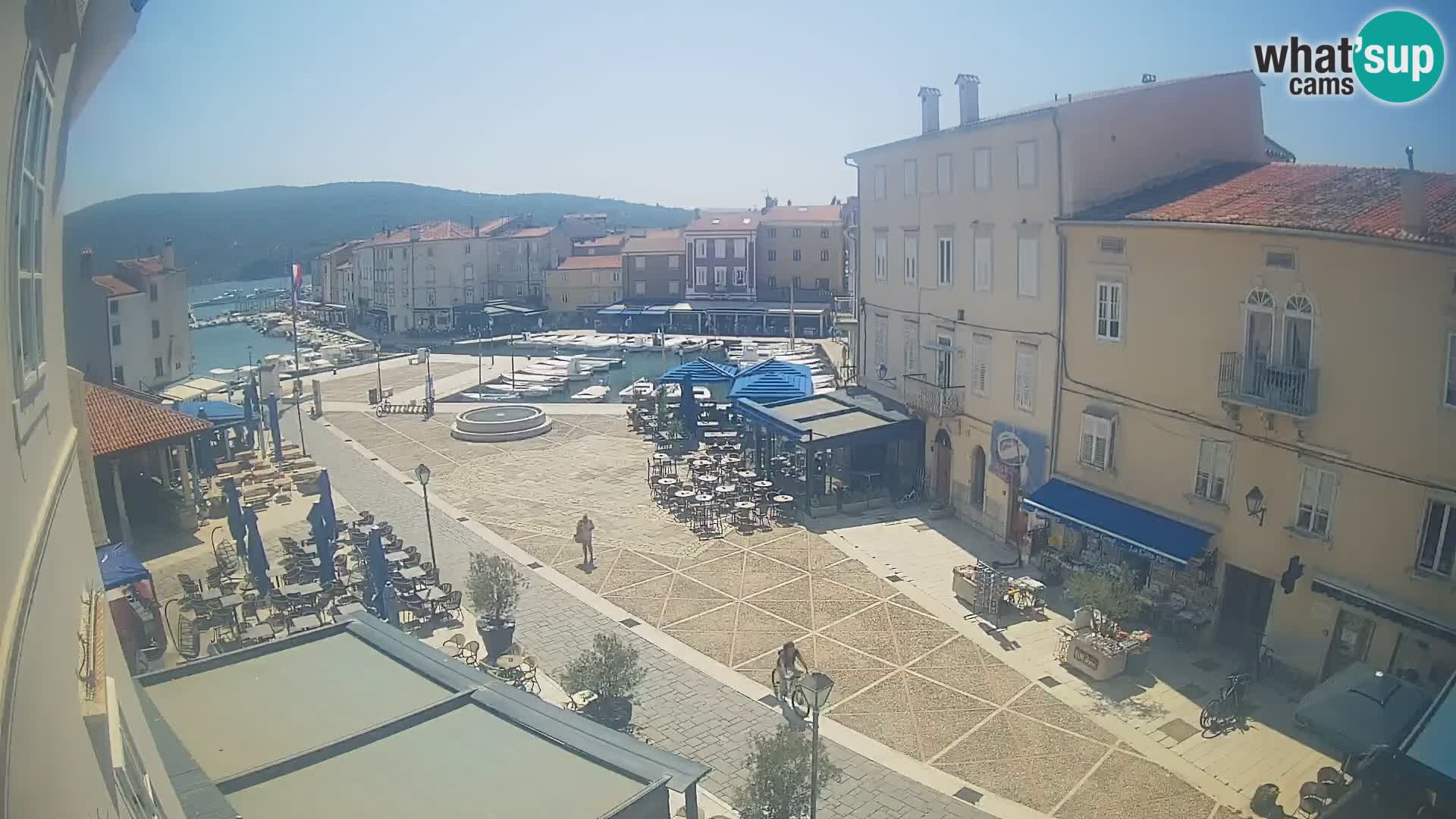 V ŽIVO spletna kamera Cres mesto – glavni trg in “mandrač” – otok Cres – Hrvaška
