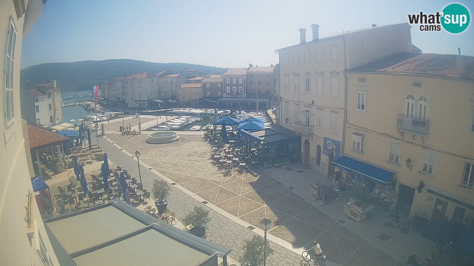 V ŽIVO spletna kamera Cres mesto – glavni trg in “mandrač” – otok Cres – Hrvaška