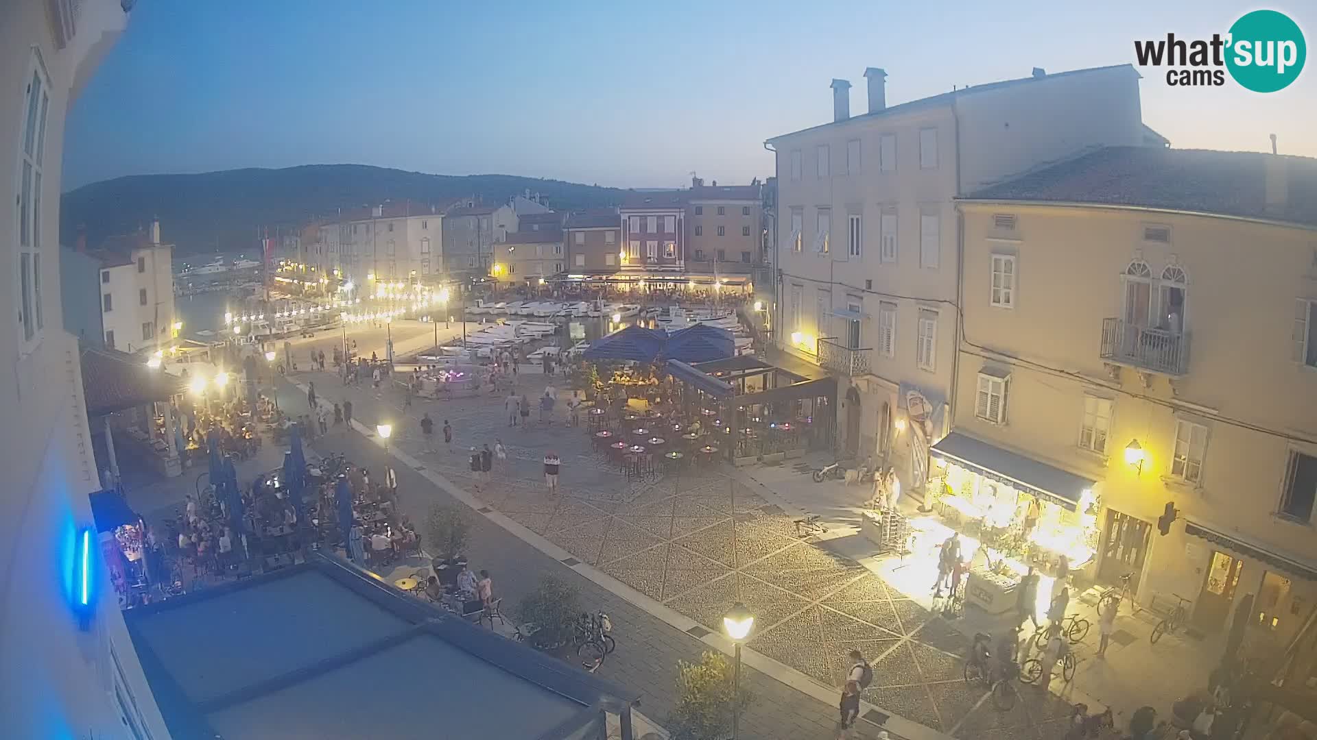 V ŽIVO spletna kamera Cres mesto – glavni trg in “mandrač” – otok Cres – Hrvaška