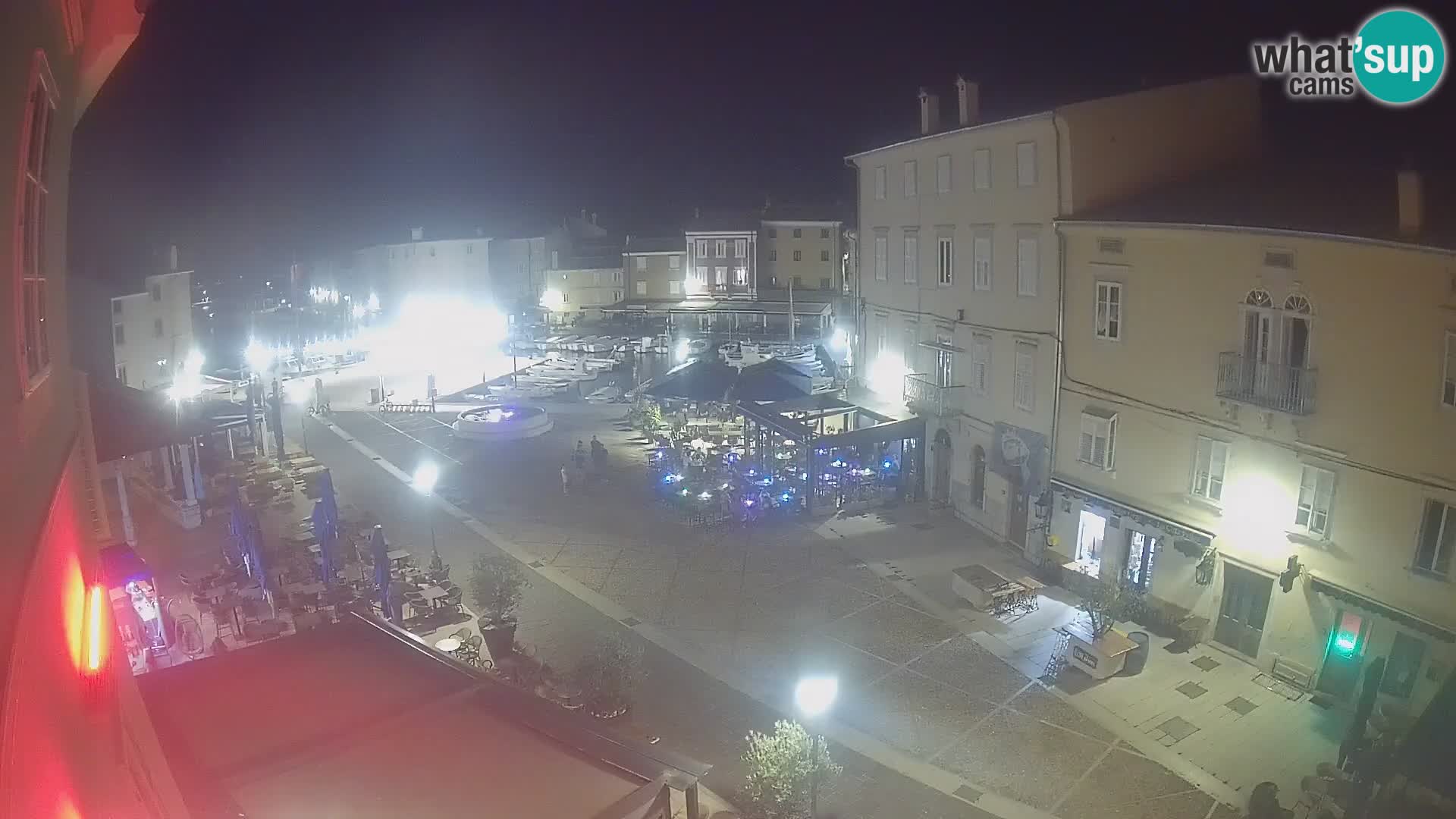 V ŽIVO spletna kamera Cres mesto – glavni trg in “mandrač” – otok Cres – Hrvaška