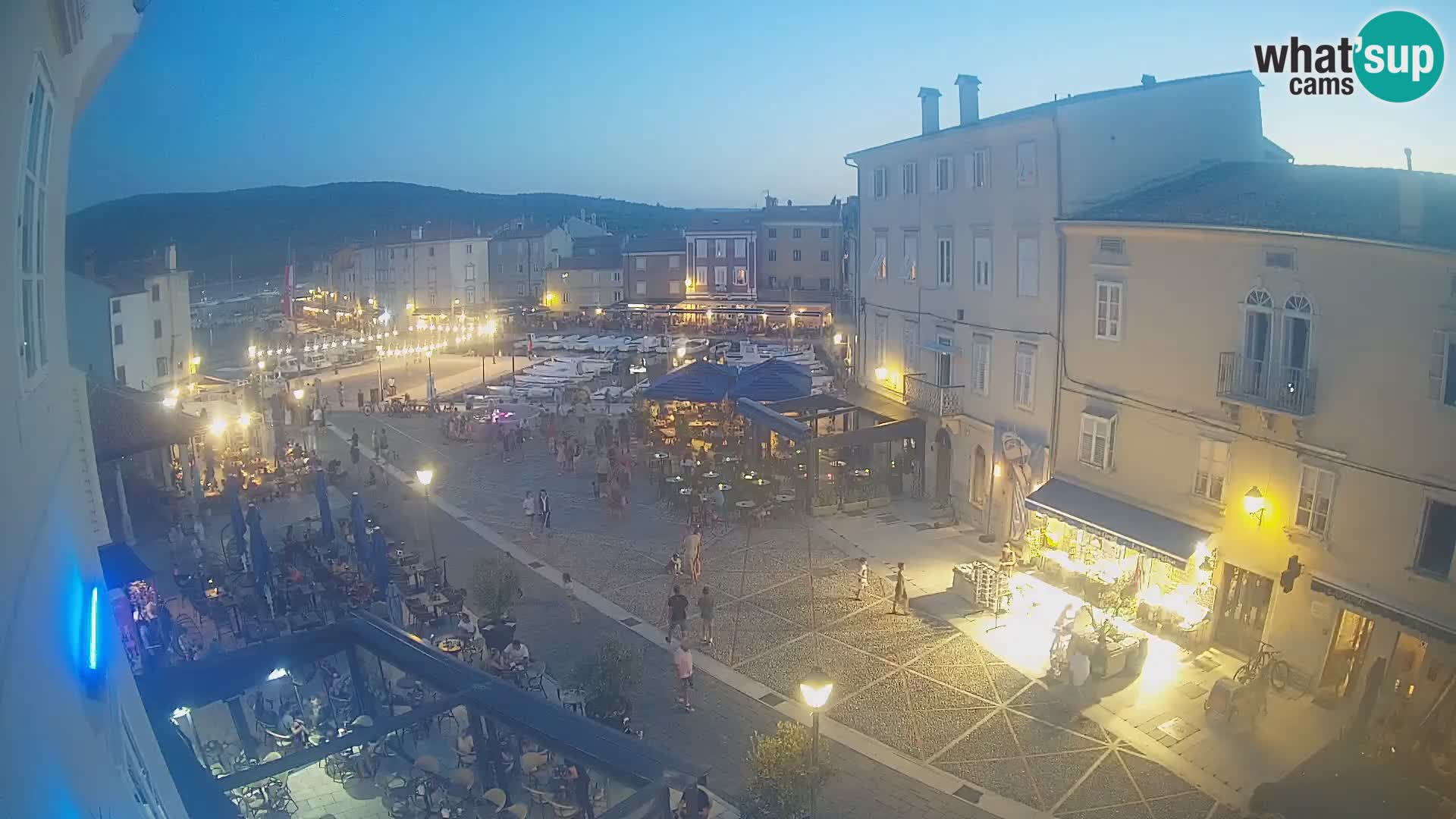Web kamera Grad Cres – glavni trg i “mandrač” – otok Cres